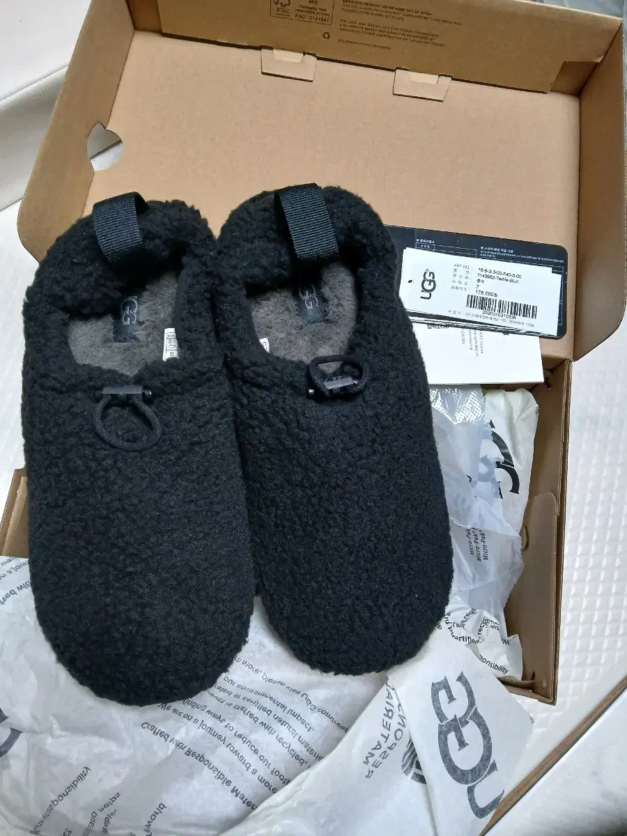 ugg 어그 플러시 슬리퍼 블랙 7사이즈